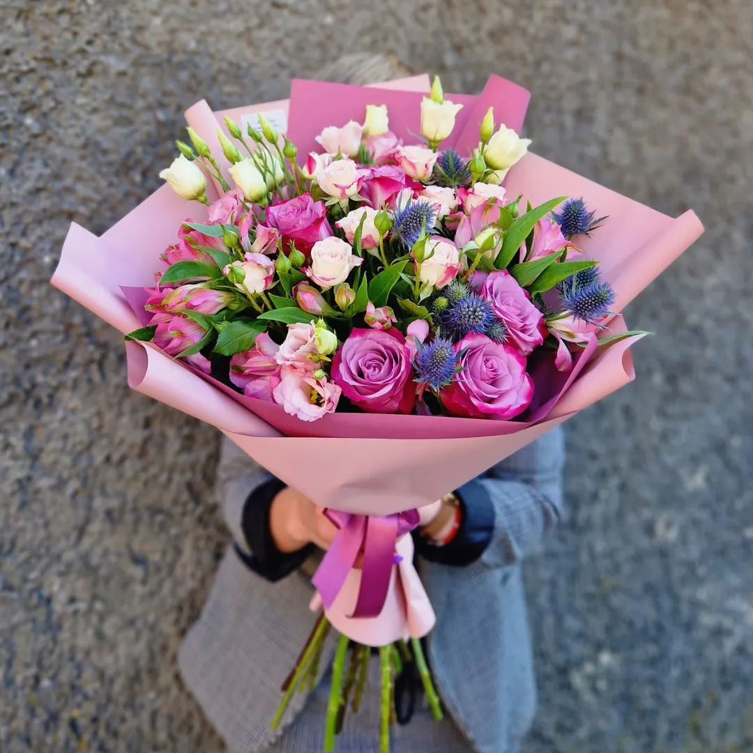 Didelė mišri gėlių puokštė su rožėmis, alstromerijomis, eustomomis ir priedais, įvyniota į elegantišką dekoratyvinį popierių.